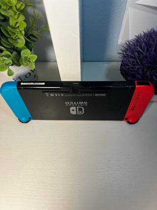 Nintendo Switch + 2 mandos para arreglar.