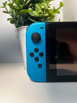Nintendo Switch + 2 mandos para arreglar.