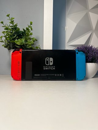 Nintendo Switch + 2 mandos para arreglar.