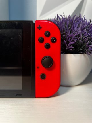 Nintendo Switch + 2 mandos para arreglar.
