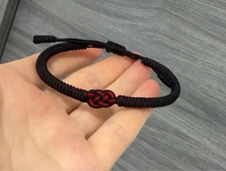 Pulsera negra con nudo rojo