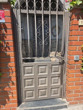 Puerta de hierro forjado