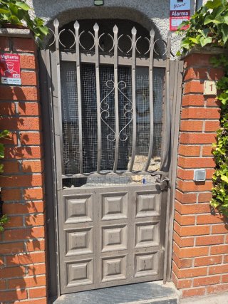 Puerta de hierro forjado