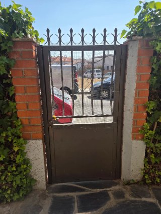 Puerta de hierro forjado