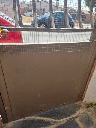 Puerta de hierro forjado