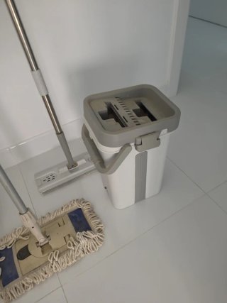 Cubo fregona con  palos y una mopa