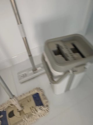 Cubo fregona con  palos y una mopa