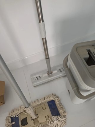 Cubo fregona con  palos y una mopa