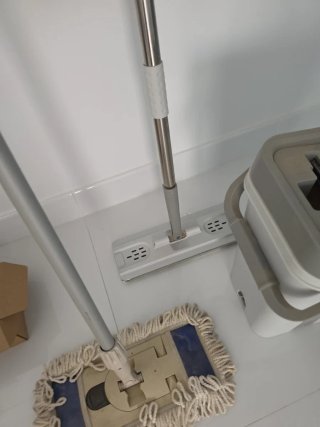 Cubo fregona con  palos y una mopa