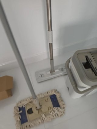 Cubo fregona con  palos y una mopa