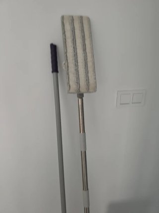 Cubo fregona con  palos y una mopa