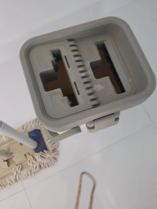 Cubo fregona con  palos y una mopa
