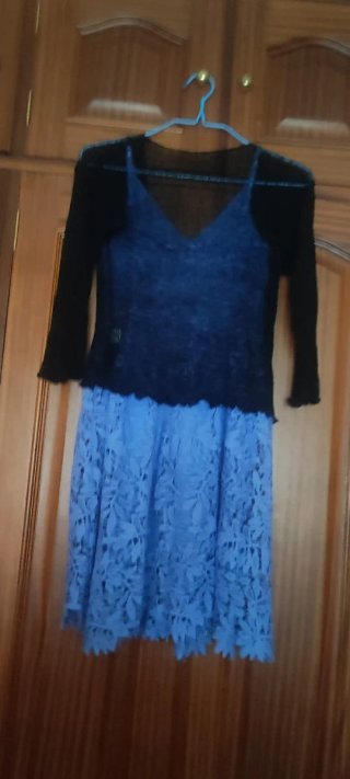 Vestido guipur azul y chaqueta negra