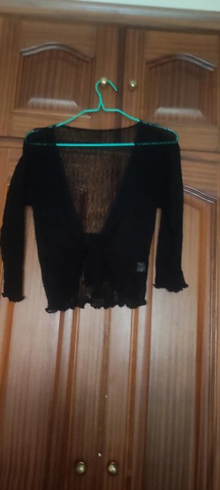 Vestido guipur azul y chaqueta negra