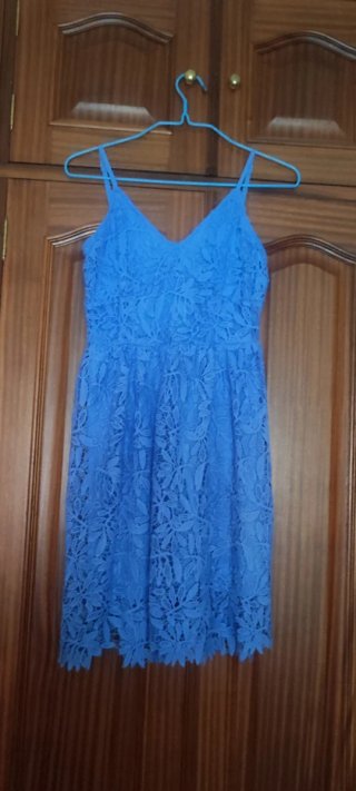 Vestido guipur azul y chaqueta negra