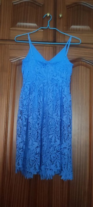 Vestido guipur azul y chaqueta negra