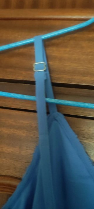 Vestido guipur azul y chaqueta negra