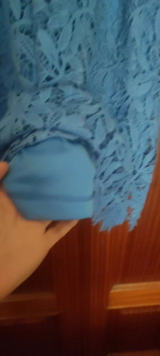 Vestido guipur azul y chaqueta negra