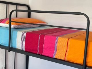 Se escuchan ofertas lógicas Litera metálica negra