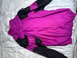 Chaqueta Cortavientos New Balance Rosa y Negra