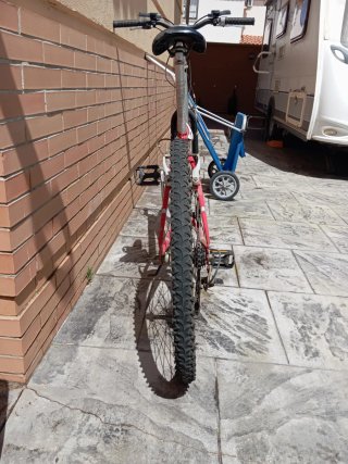 Bicicleta de Montaña Roja y Negra