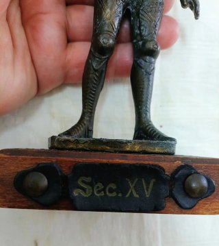 Pesante statua di guerriero in armatura medievale