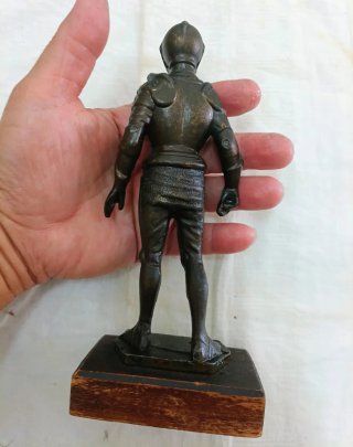 Pesante statua di guerriero in armatura medievale