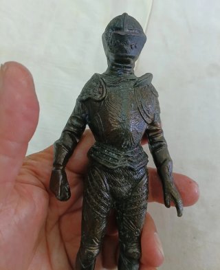 Pesante statua di guerriero in armatura medievale