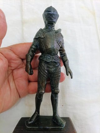 Pesante statua di guerriero in armatura medievale