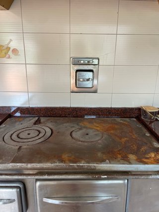 Cocina de leña metálica