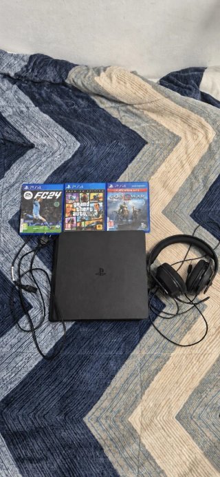 PS4 (PlayStation 4) + 3 Juegos + Cascos