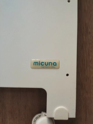 Cuna de madera, blanca y gris.  Marca: Mi Cuna