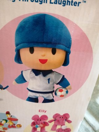 Peluche Pocoyó futbolista con balón
