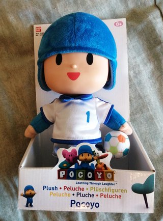 Peluche Pocoyó futbolista con balón