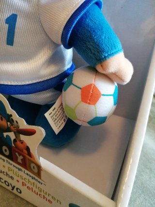 Peluche Pocoyó futbolista con balón