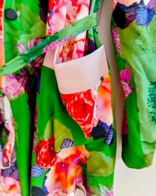 Kimono sedoso con  estampado floral de Zara