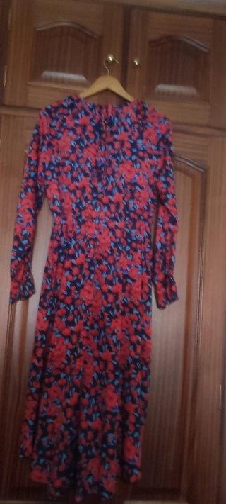 Vestido floral midi y chaqueta azul