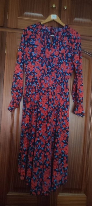 Vestido floral midi y chaqueta azul