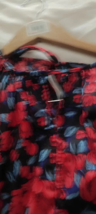 Vestido floral midi y chaqueta azul