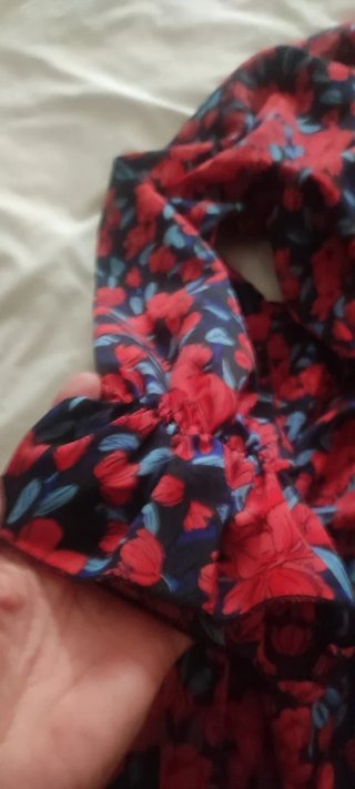 Vestido floral midi y chaqueta azul