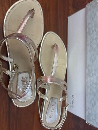 Sandalias doradas planas