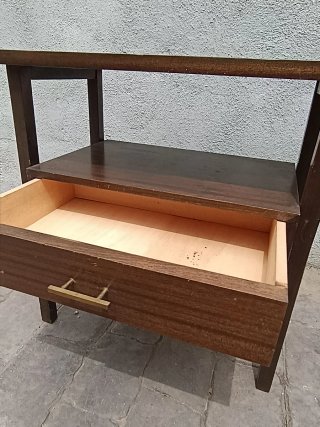 Mesita de noche o auxiliar de madera con cajón