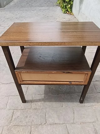 Mesita de noche o auxiliar de madera con cajón