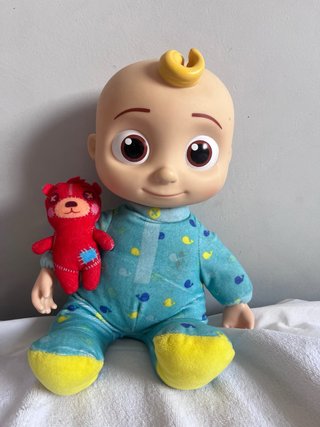 Muñeco JJ Cocomelon con peluche
