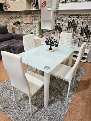 Mesa de Cristal Templado + 4 Sillas Blancas