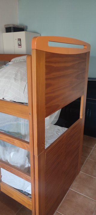 Litera de madera desmontable, escalera y barrera