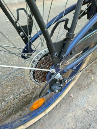 Bicicleta B-Twin Azul con Cesta