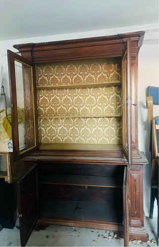 Mueble de madera vintage con puertas de cristal