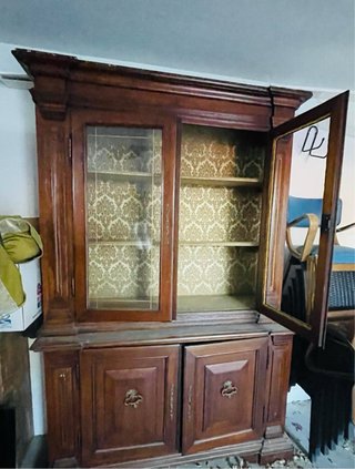 Mueble de madera vintage con puertas de cristal