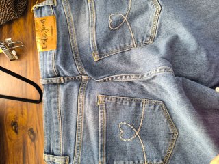 Pantalón vaquero azul con detalles. Desigual